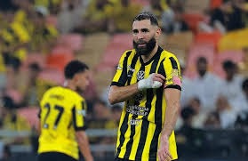 🚨 本·雅各布斯和亚历克斯·克鲁克今晚报道称，鲁本·阿莫里姆在曼联的未来存疑。