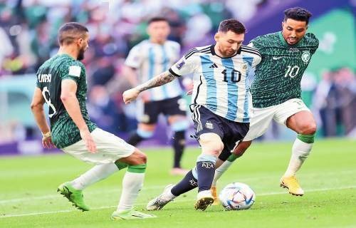 意甲-赖因德斯传射阿里首秀被罚下 米兰2-1胜科莫